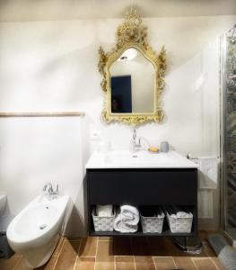 y baño con lavabo y espejo. en Casa Domenico, en Spello