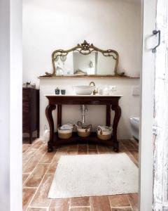 y baño con lavabo y espejo. en Casa Domenico, en Spello