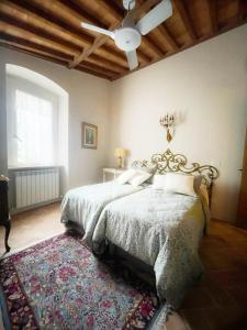1 dormitorio con 1 cama y ventilador de techo en Casa Domenico, en Spello