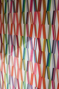 eine Gruppe bunter Drachen an einer Wand in der Unterkunft Hotel Maïa in Ciutadella