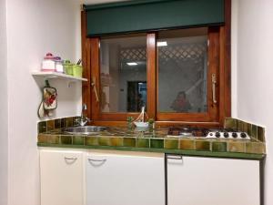 A cozinha ou kitchenette de Monolocale a due minuti dal mare IUN R4225