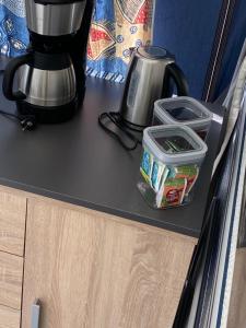 una macchinetta del caffè e un frullatore su un bancone di Caravan Weidezicht a Den Burg