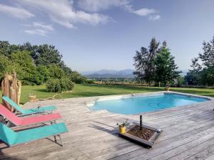 - une piscine avec 2 chaises longues et une table dans l'établissement La Roulotte du Cagire - 4 pers - Pyrénées, à Villeneuve-de-Rivière