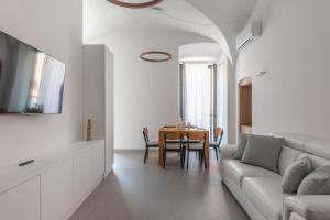 ein Wohnzimmer mit einem Sofa und einem Tisch in der Unterkunft Dimora dei Celestini in Manfredonia
