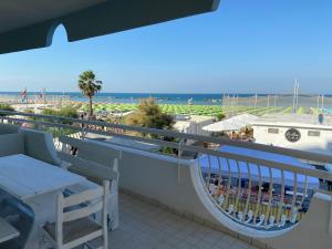 een balkon met een tafel en uitzicht op het strand bij Residence Le Terrazze Sul Mare in San Mauro a Mare