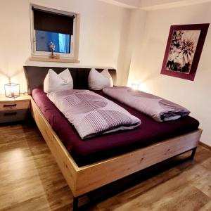 1 dormitorio con 2 camas en una habitación en Ferienwohnung Am Hochfeld, en Bad Kohlgrub
