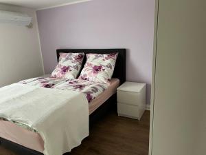 Un dormitorio con una cama con flores rosas. en Altstadtperle Nideggen, en Nideggen
