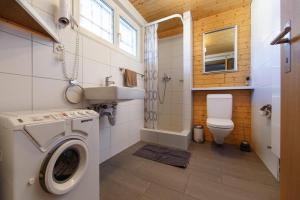Un baño con lavadora y lavabo. en Les Chamois, en Arosa