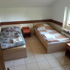 two beds in a small room with at Agroturystyka Makowscy in Trzcianka