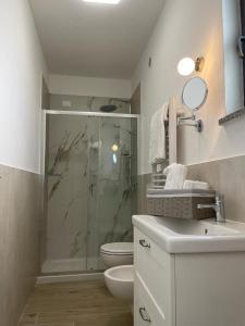 ein Bad mit einer Dusche, einem WC und einem Waschbecken in der Unterkunft Terre d'aMare Liguria 1 in La Spezia