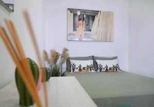 Camera con letto, cuscini e quadro. di Home Civico 19 a Sannicandro di Bari