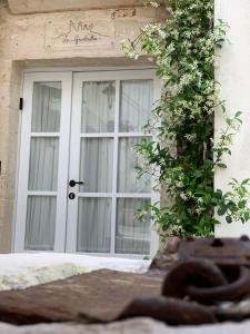 ノーチにあるLa Gnostrettaの窓付きの家の白い扉