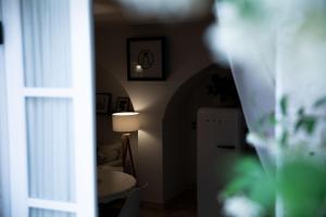 a room with a hallway with a table and a lamp at La Gnostretta in Noci