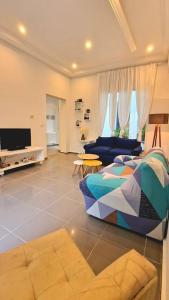 1 dormitorio con 1 cama y sala de estar en La Maisonnette Turquoise, en Dar Mimoun Bey