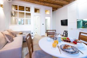 TV a/nebo společenská místnost v ubytování Apartments Allegra + 37 fotografií