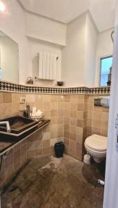 La salle de bains est pourvue de toilettes et d'un lavabo. dans l'établissement La Maisonnette Turquoise, à Dar Mimoun Bey