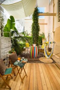 un patio avec des chaises et une table sur une terrasse dans l'établissement Loft 900 - Home & SPA - A Timeless Luxury in Monopoli, à Monopoli