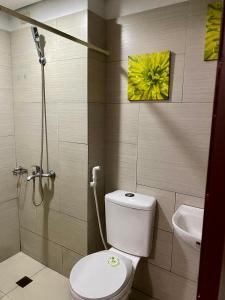 łazienka z toaletą i umywalką w obiekcie Anuva Suite ( Free Swimming Access) w mieście Manila