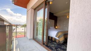Schlafzimmer mit einem Bett auf einem Balkon in der Unterkunft Hotel Tolea in Târgovişte