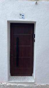 uma porta de garagem castanha num edifício branco em SEÑORÍO DE ORGAZ III em Toledo