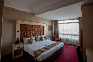 Postel nebo postele na pokoji v ubytování The Luke Hotel Cravers Thika