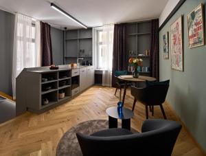 cocina y sala de estar con mesa y sillas en URBANAUTS STUDIOS Fillgrader, en Viena