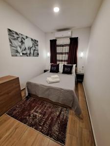 Letto o letti in una camera di B&S Accommodation Seafront Duplex Penthouse Marsascala, Malta