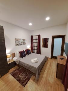 Letto o letti in una camera di B&S Accommodation Seafront Duplex Penthouse Marsascala, Malta