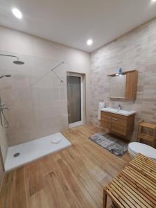 un bagno con doccia, WC e lavandino di B&S Accommodation Seafront Duplex Penthouse Marsascala, Malta a Marsaskala