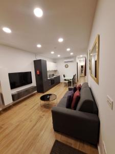 un soggiorno con divano e TV di B&S Accommodation Seafront Duplex Penthouse a Marsaskala