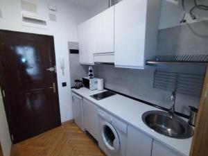 a kitchen with a sink and a washing machine at Estudio - Puerta del Sol in Madrid