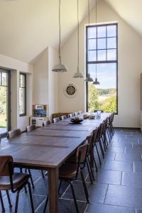 une grande salle à manger avec une grande table et des chaises dans l'établissement Vakantiehuis Muziekbos - 20 personen, à Ronse