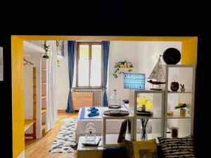 Μια τηλεόραση ή/και κέντρο ψυχαγωγίας στο {Porta Venezia - Risorgimento} A/C WiFi