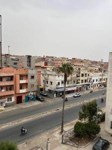 a view of a city with a palm tree on a street at Appartement 19 in Safi