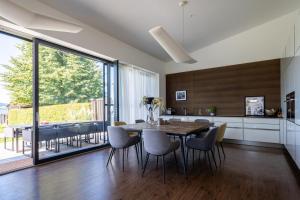 a kitchen and dining room with a table and chairs at Haus Sommerfrische in Weyregg