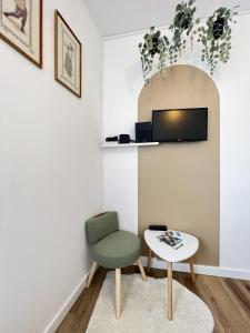 sala de estar con silla y mesa en Le Toucan - Joli studio proche Tram & centre-ville, en Toulouse