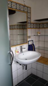 y baño con lavabo blanco y espejo. en Palinuro Romantic panoramico al centro del paese en Palinuro