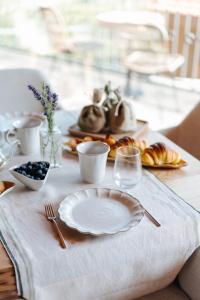 een tafel met een bord eten op een tafel bij D'Autor Village 
