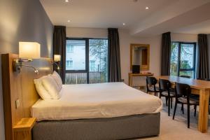 Postel nebo postele na pokoji v ubytování Loch Lomond Hotel