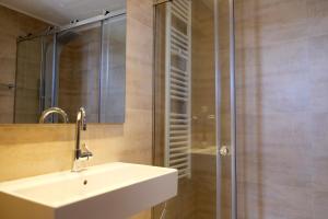 ein Bad mit einem Waschbecken und einer Dusche in der Unterkunft Aeon Retreat in Rovies
