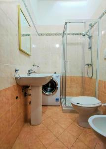 ガリポリにあるVilla Turchinaのバスルーム(シンク、シャワー、トイレ付)