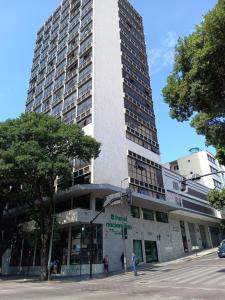 un grand bâtiment au coin d'une rue dans l'établissement Hotel Nacional Inn Belo Horizonte, à Belo Horizonte