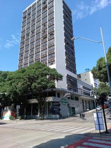 un edificio alto en la esquina de una calle en Hotel Nacional Inn Belo Horizonte, en Belo Horizonte