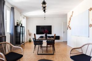 ein Wohnzimmer mit einem Esstisch und Stühlen in der Unterkunft Hybrid Work-Play Retreat - 2BR, 1B central Kreuzberg in Berlin