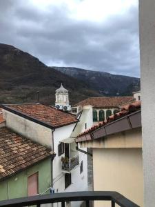 una vista de los tejados de los edificios con una torre de reloj en Intera casa con due stanze nel Parco del Cilento, en Piaggine