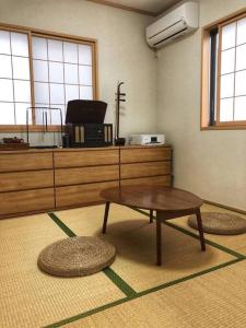 Foto da galeria de 空港まで車で15分〜ビーチまで徒歩1分〜海沿いの野鶴居 em Maezato