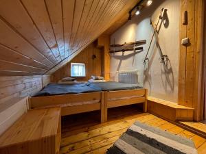 1 dormitorio con 1 cama en una habitación de madera en Apartament z DeSki en Bystra