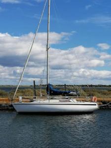 a sailboat is docked in the water near a dock at Dormir sur un bateau in Cap d'Agde