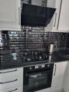 a kitchen with a stove and a microwave at Uğur Apart Sea View in Erdemli