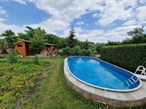 布爾哈里的住宿－Ubytovani Klára，一座带房子的庭院内的游泳池